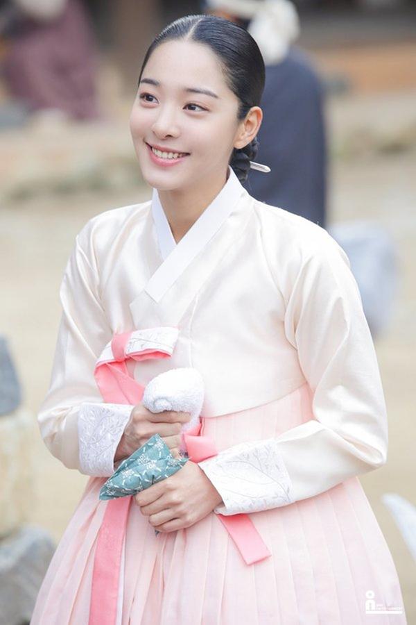 2 mỹ nhân A Business Proposal ở tạo hình cổ trang: Kim Se Jeong lép vế vì đâu?-5