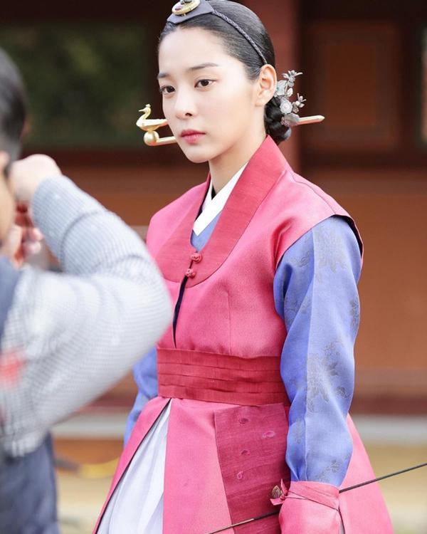 2 mỹ nhân A Business Proposal ở tạo hình cổ trang: Kim Se Jeong lép vế vì đâu?-6