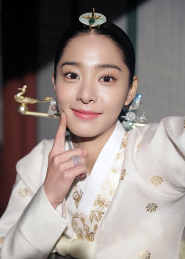 2 mỹ nhân A Business Proposal ở tạo hình cổ trang: Kim Se Jeong lép vế vì đâu?-7