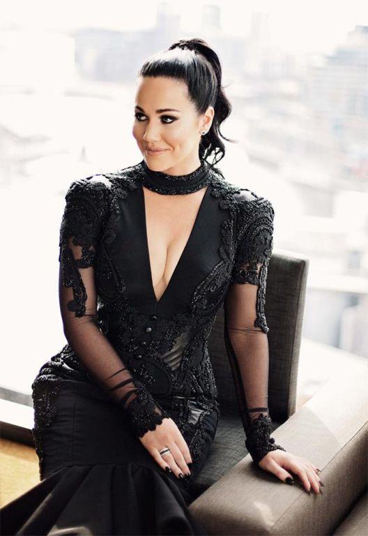 Bà xã Hồ Gia Hùng và Tóc Tiên hiếm hoi diện váy cưới màu đen-10