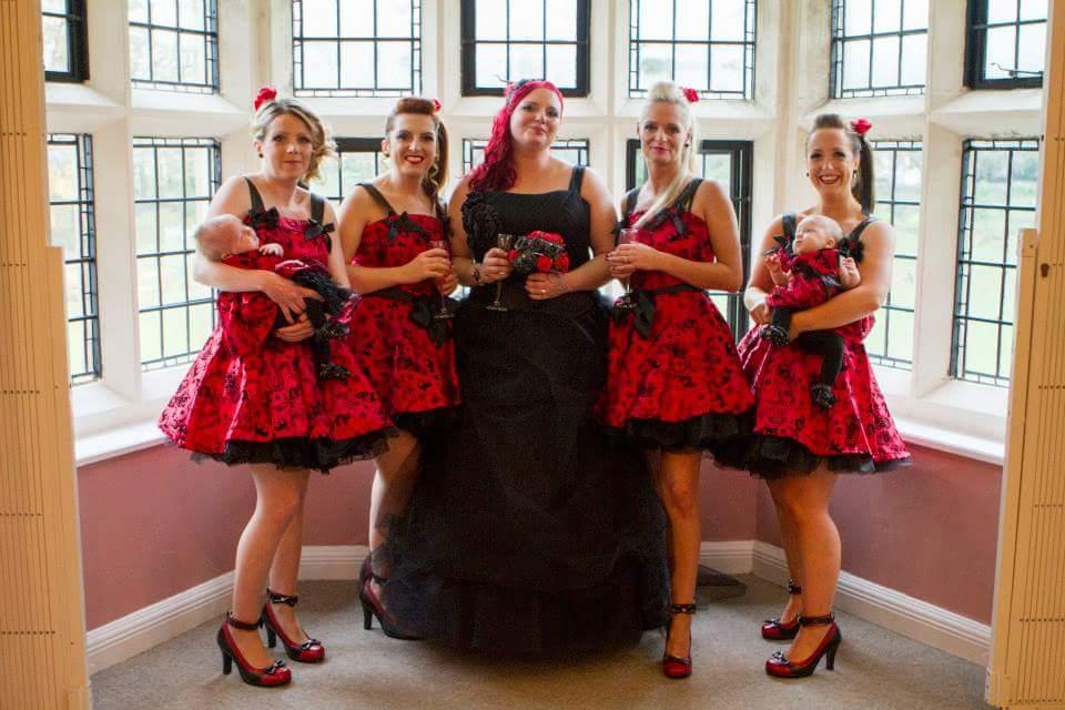 Bà xã Hồ Gia Hùng và Tóc Tiên hiếm hoi diện váy cưới màu đen-15