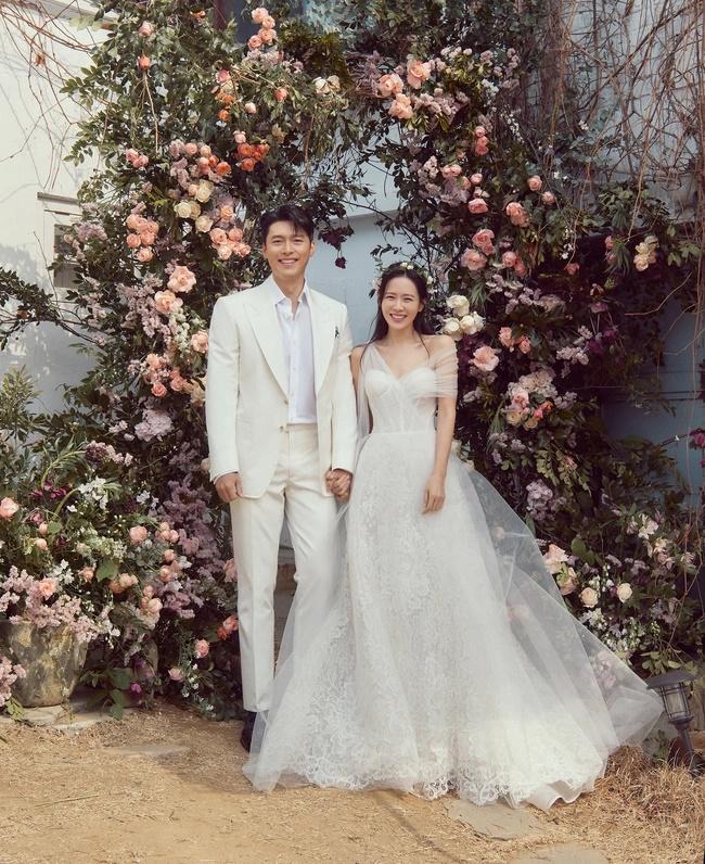 2 chiếc váy cưới biến Son Ye Jin thành công chúa giá gần 1 tỷ-1