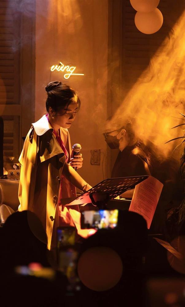 Bạch Công Khanh hôn Nam Em, netizen đẩy thuyền rần rần-2