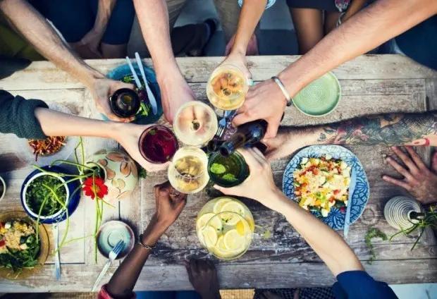 9 điều cần tránh khi dùng bữa trong văn hóa ẩm thực các quốc gia-1