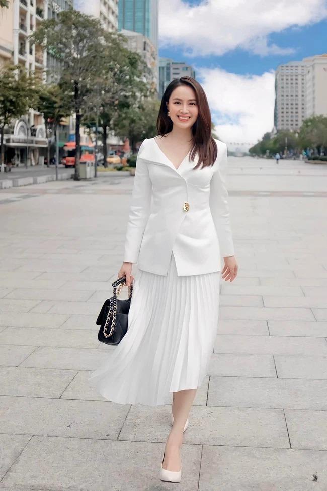 Chân váy trắng là thiết kế huyền thoại giúp các quý cô mặc đẹp mọi phong  cách