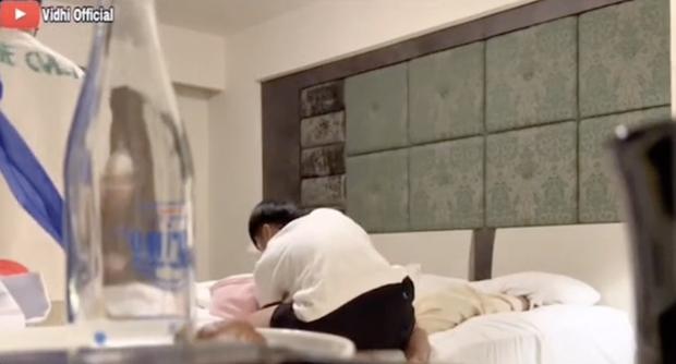 Moment: Dat Villa fell on the bed crying because of his girlfriend, everyone watching is both sad and funny-4