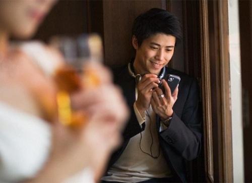 4 dấu hiệu giúp vợ bắt sống chồng ngoại tình qua điện thoại-1