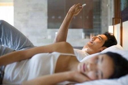 4 dấu hiệu giúp vợ bắt sống chồng ngoại tình qua điện thoại-3