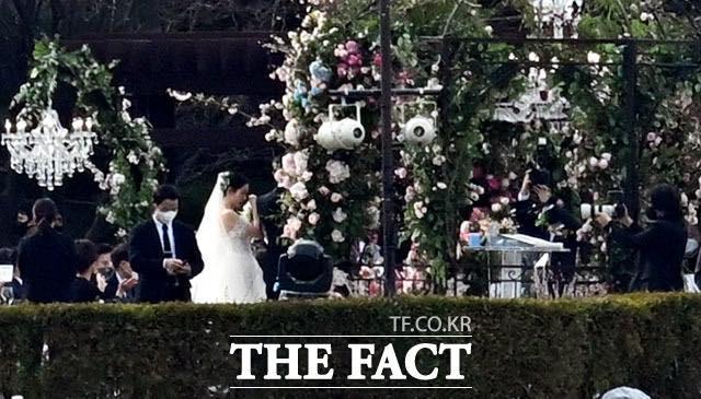Cô dâu Son Ye Jin rơi nước mắt, ném hoa cưới cho người đặc biệt-2