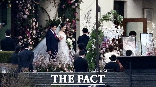Cô dâu Son Ye Jin rơi nước mắt, ném hoa cưới cho người đặc biệt-3