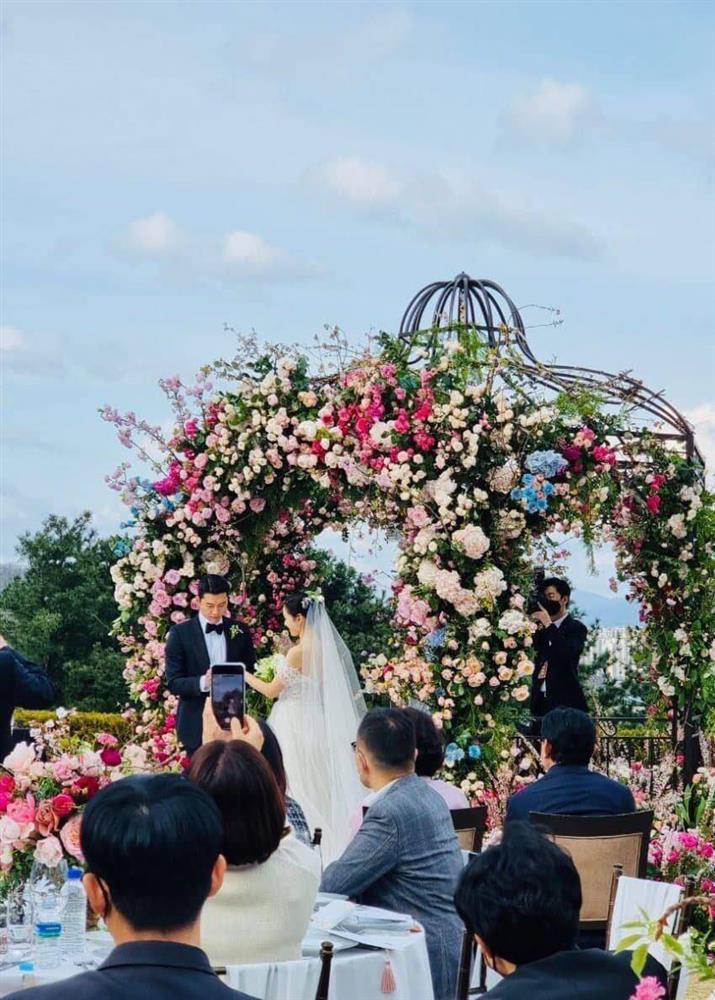 Cô dâu Son Ye Jin rơi nước mắt, ném hoa cưới cho người đặc biệt-1