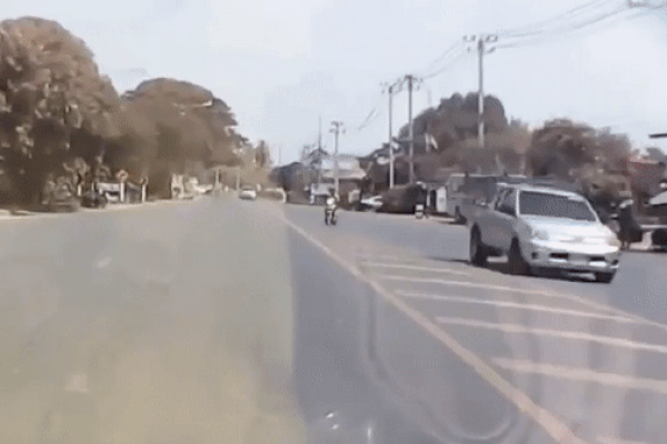 Clip: Phóng bạt mạng, thanh niên lao thẳng vào đầu ô tô như tự sát