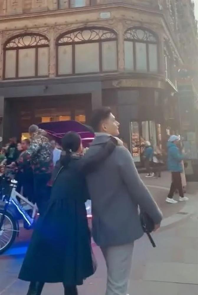 Hà Hồ - Lệ Quyên thả rông, phơi điểm nhạy cảm giữa trời Anh-3