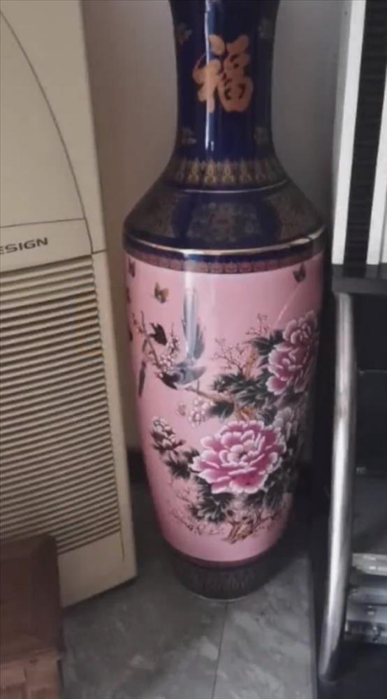 The girl broke the vase to decorate the living room, opening the secret for 13 years-1