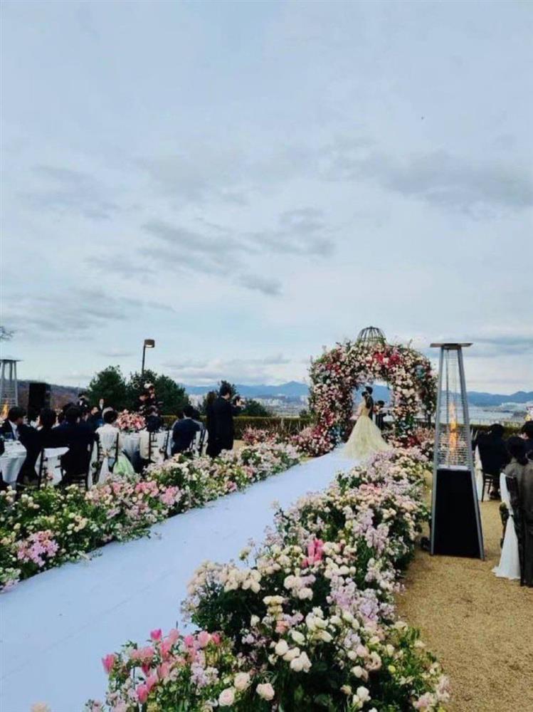 Ngắm trọn 6 bộ váy cưới bạc tỷ của cô dâu Son Ye Jin-10