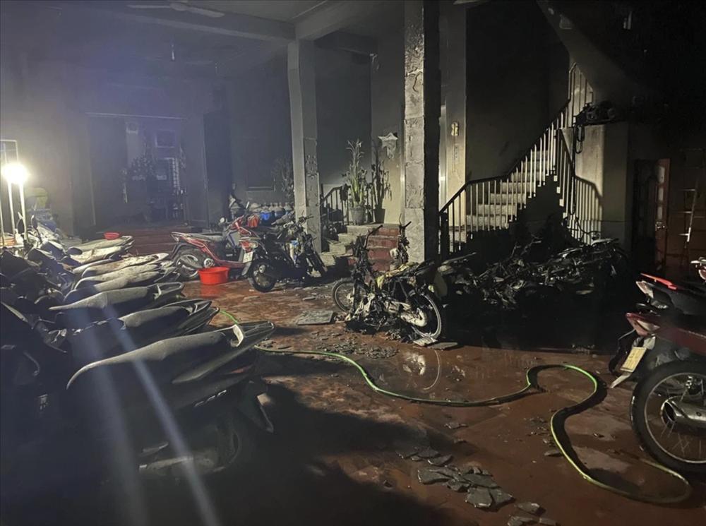 Xuất hiện clip người phụ nữ đốt xe máy, nghi là vụ cháy ở Phú Đô-1