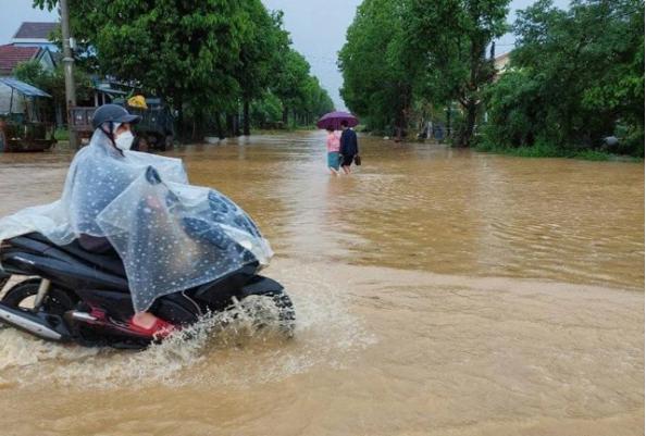 Lốc xoáy làm 27 ngôi nhà tốc mái, 4 người bị thương-2