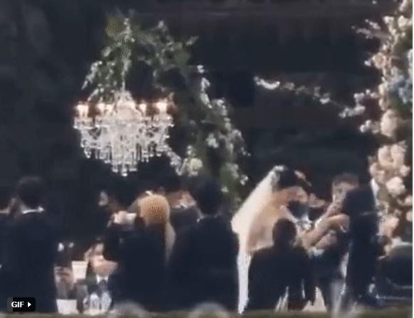 Lộ ảnh Hyun Bin khóa môi Son Ye Jin trong siêu đám cưới?-4