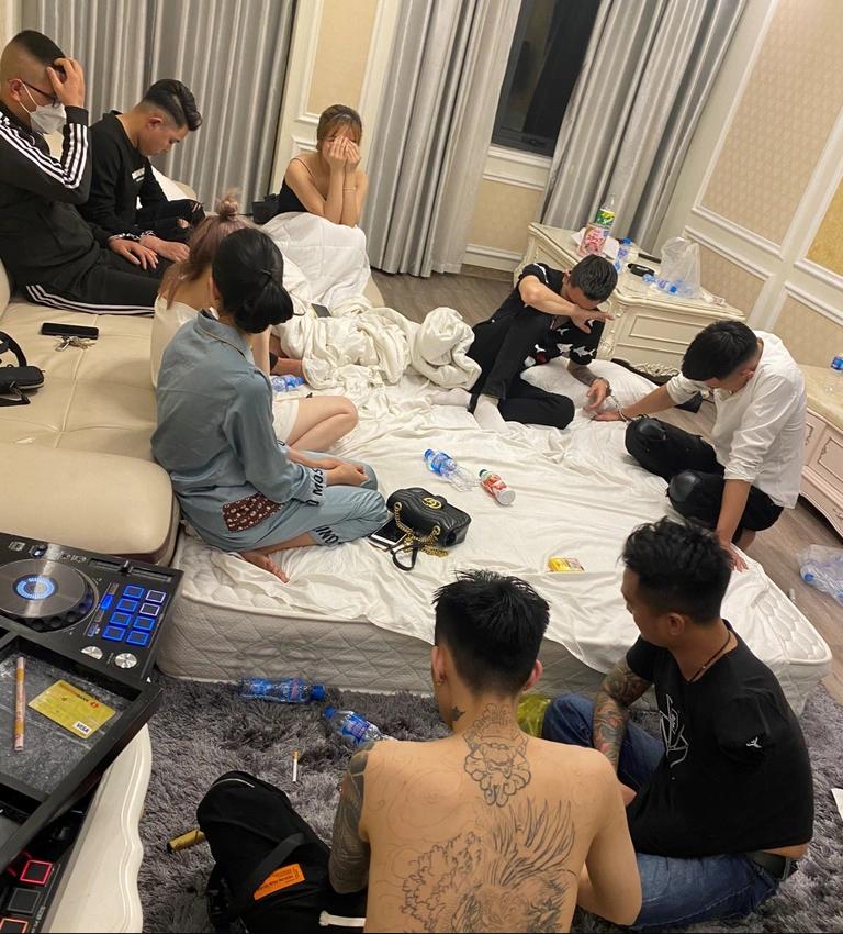 Rủ nhau bay lắc sau tiệc cưới, chú rể và nhóm bạn bị bắt-2