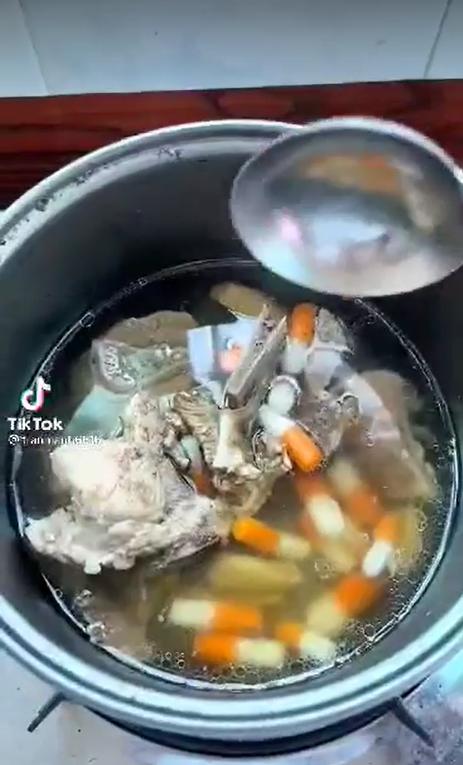 Nấu canh sườn cho thêm thuốc viên, nhìn kỹ mới ngã ngửa-1