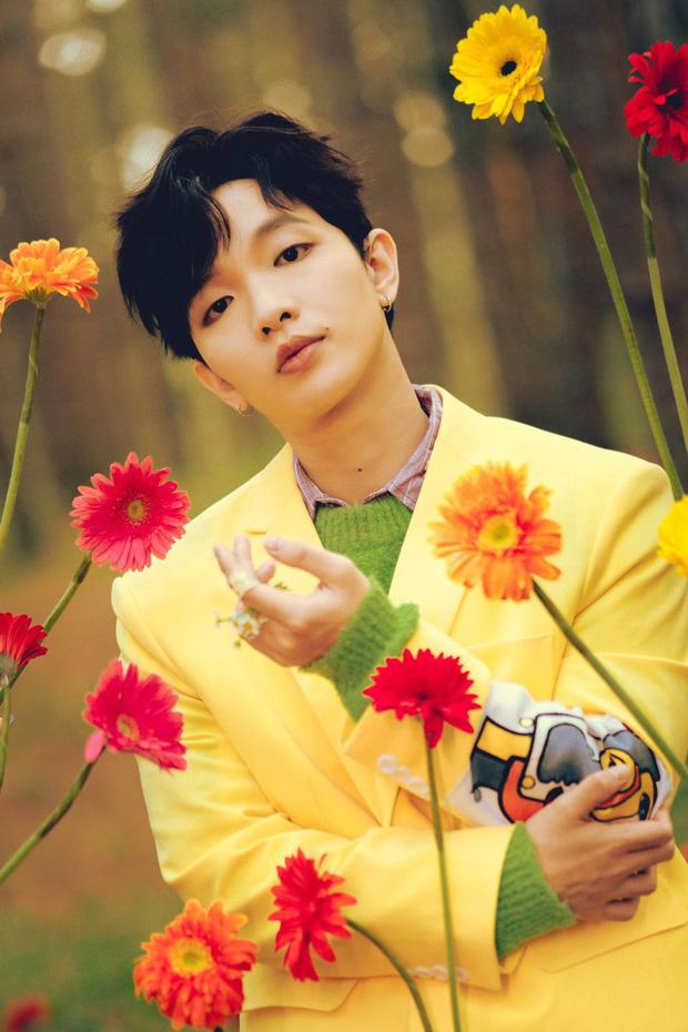 Nam ca sĩ đang hát đến nốt cao thì đột nhiên quăng mic đầu hàng-1