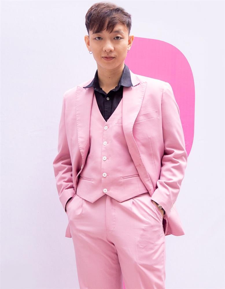 Nam ca sĩ đang hát đến nốt cao thì đột nhiên quăng mic đầu hàng-3