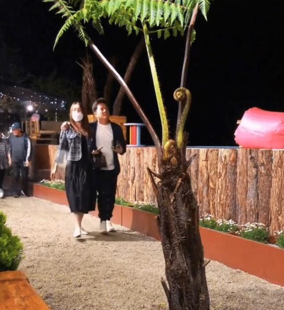 Nhã Phương lộ bụng lớn, dáng đi khệ nệ nghi bầu lần 2-1