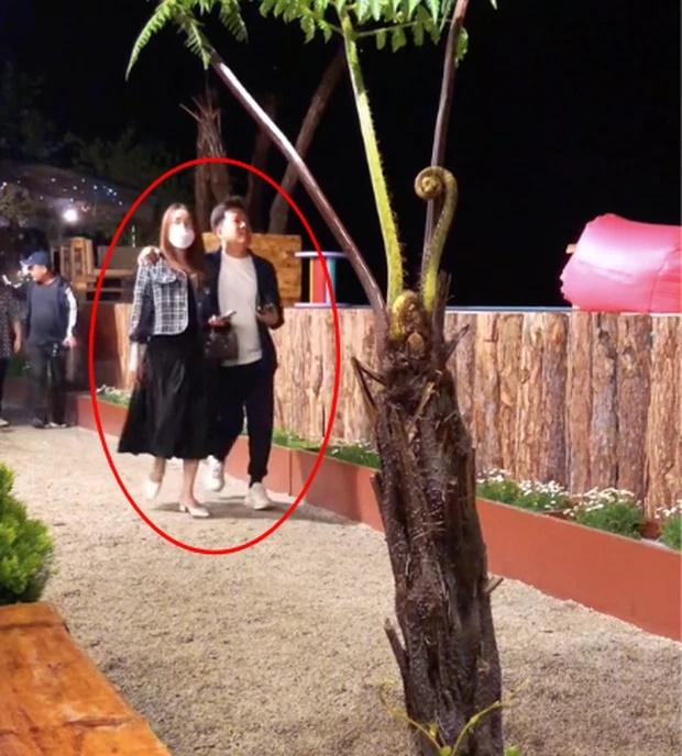 Nhã Phương lộ bụng lớn, dáng đi khệ nệ nghi bầu lần 2-3