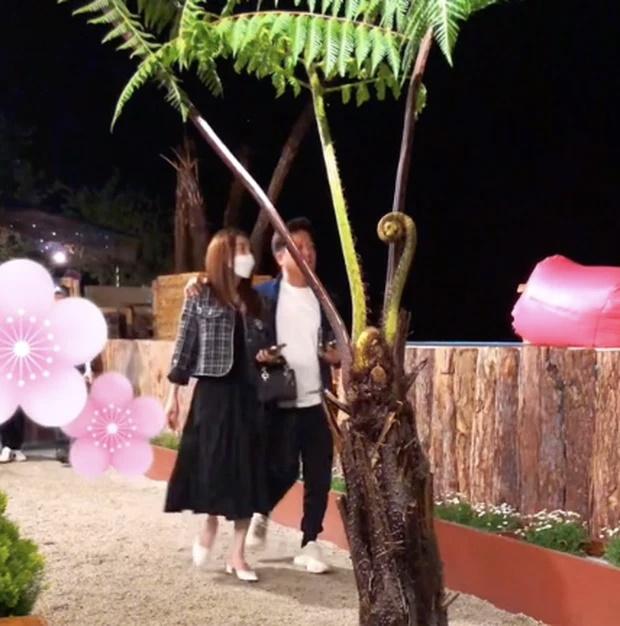 Nhã Phương lộ bụng lớn, dáng đi khệ nệ nghi bầu lần 2-4