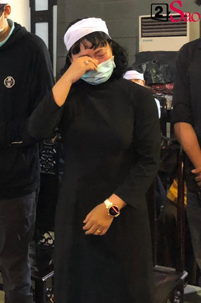 Khánh Linh đưa mẹ nhập viện sau tang lễ anh trai Ngọc Châu-8