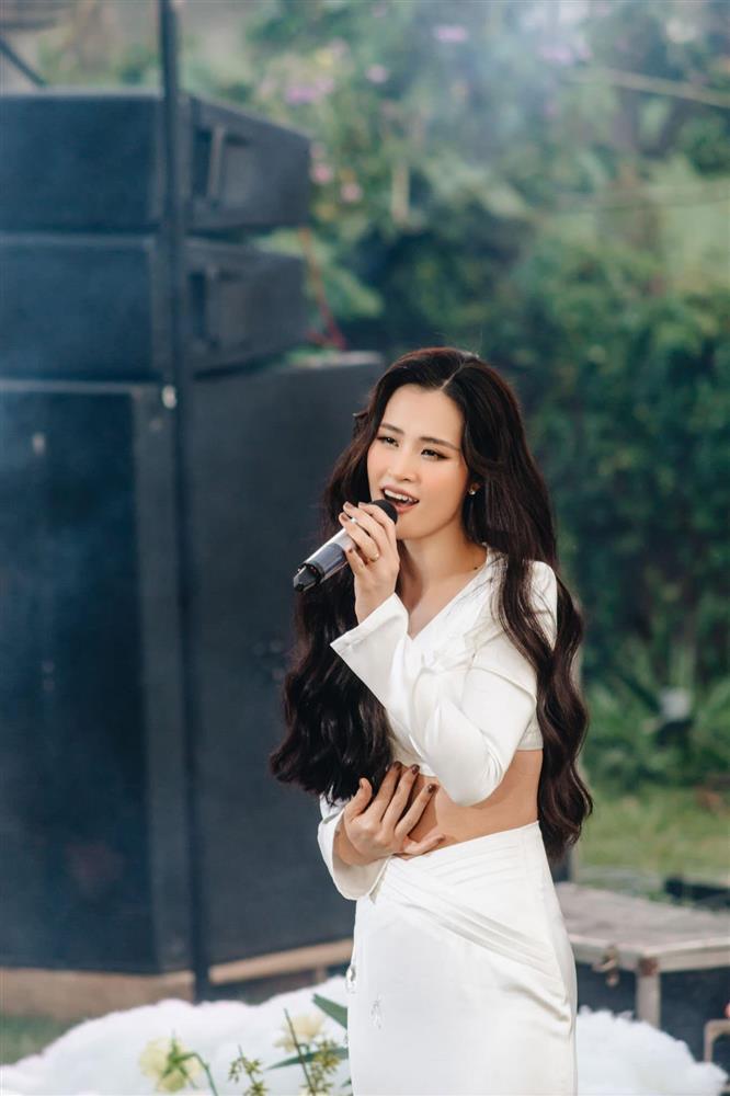 Đông Nhi hở bạo chốt comeback đúng Cá tháng 4, thật hay đùa đây?-1