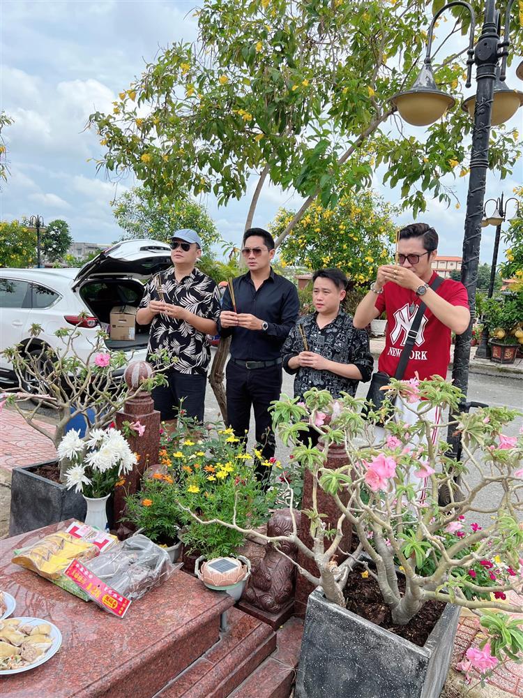 Dàn nghệ sĩ viếng mộ cố nghệ sĩ Anh Vũ ngày giỗ thứ 3-2