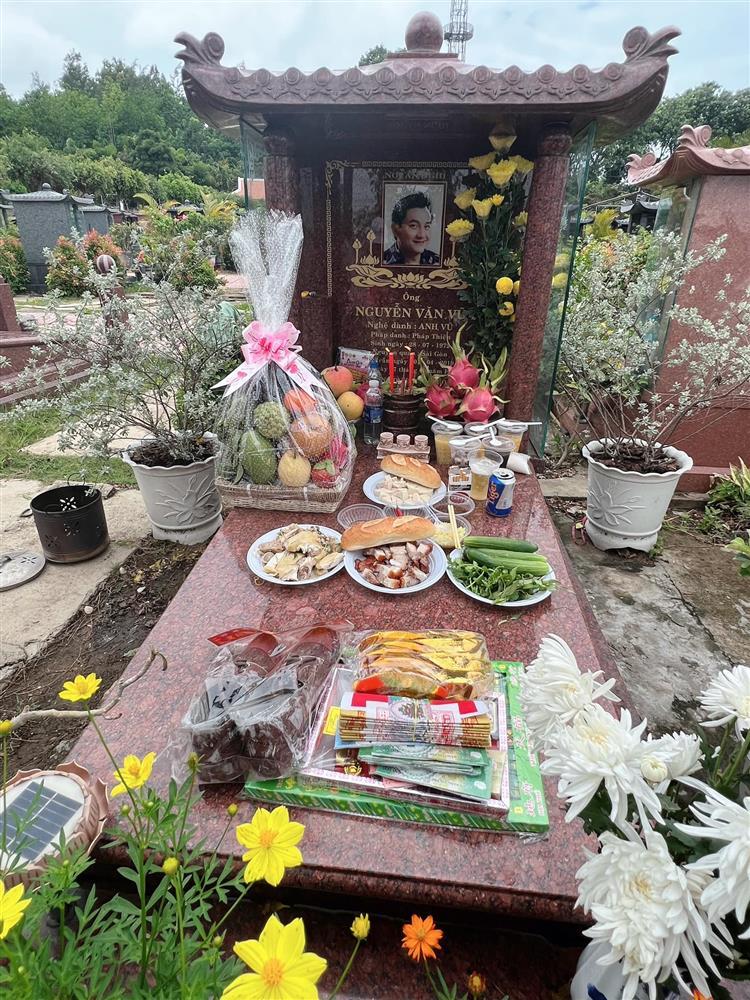 Dàn nghệ sĩ viếng mộ cố nghệ sĩ Anh Vũ ngày giỗ thứ 3-7