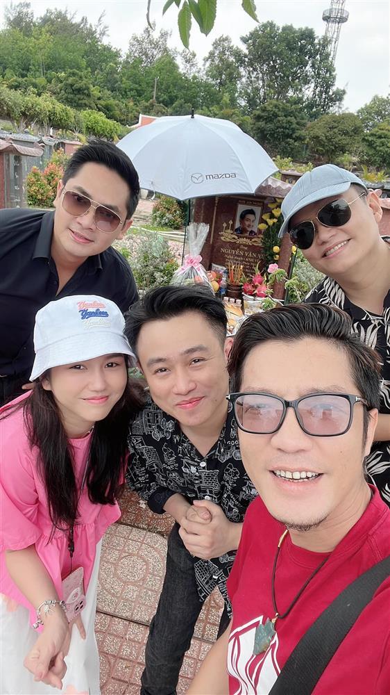 Dàn nghệ sĩ viếng mộ cố nghệ sĩ Anh Vũ ngày giỗ thứ 3-5