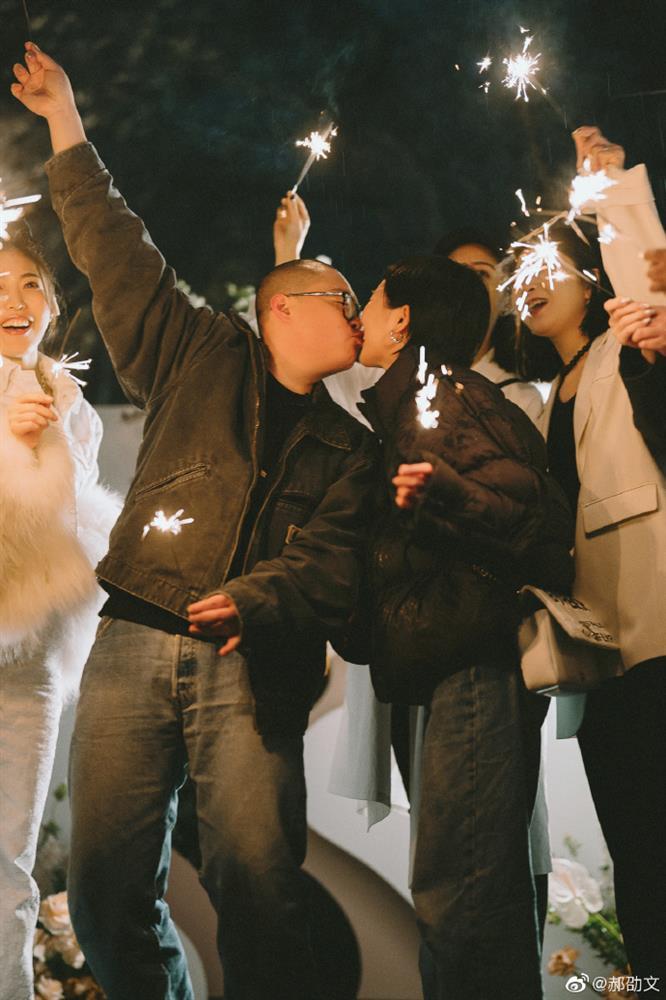 Sao nhí Ô Long Viện cầu hôn bạn gái-1