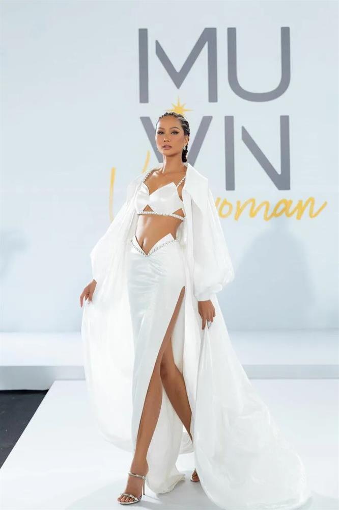 Ngọc Trinh - Lý Nhã Kỳ đọ sắc cực gắt khi diện đầm hồng bánh bèo-5