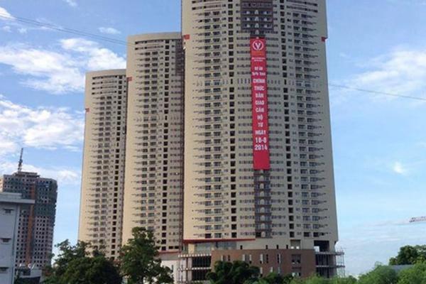 Clip: Người hùng tay không cứu bé gái lơ lửng tầng 6 chuồng cọp-1