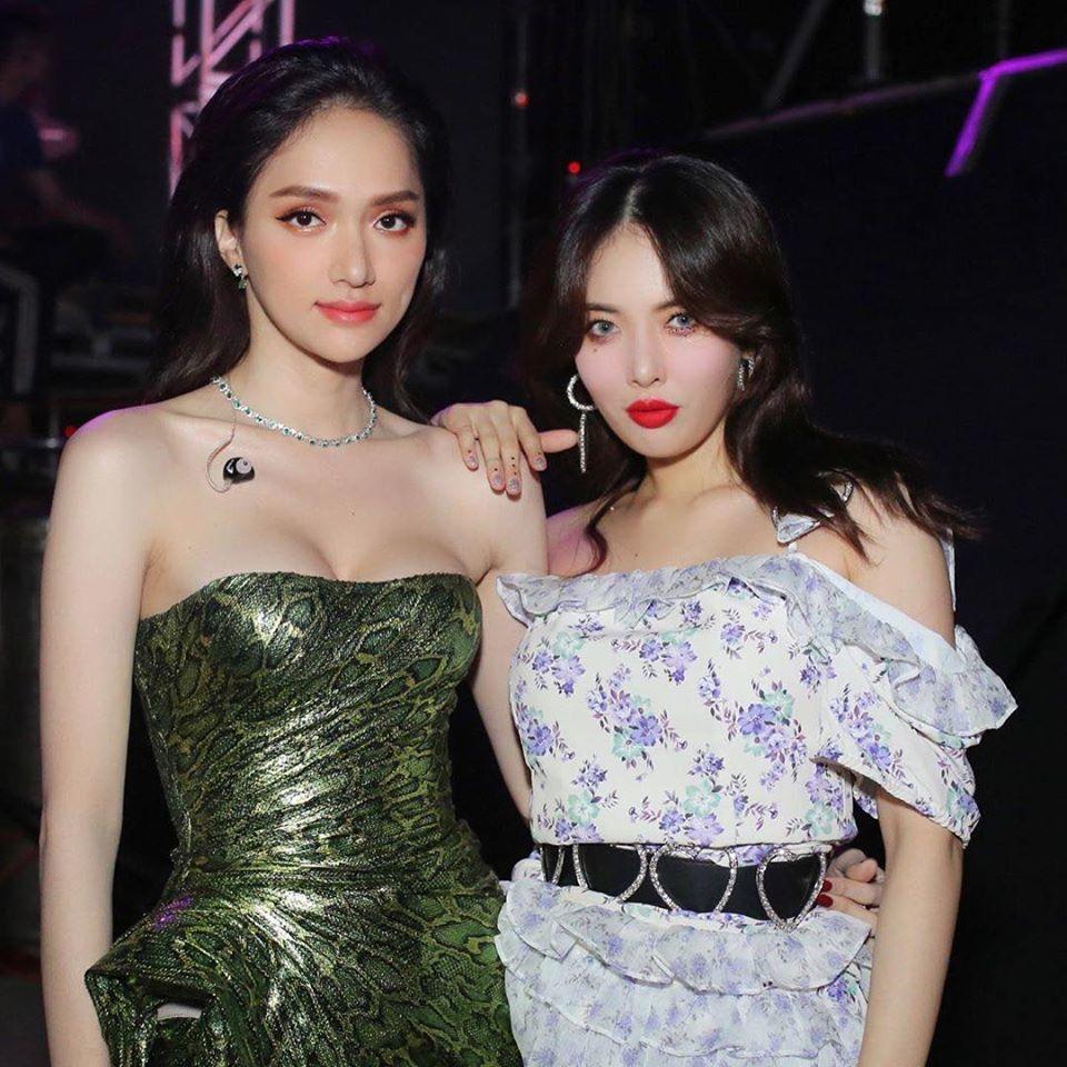 Tháng 1/2021, tại V Heartbeat Year End Party, HyunA có dịp gặp gỡ cùng dàn sao Việt đình đám. Cô thoải mái chụp ảnh kỷ niệm cùng Hoa hậu Hương Giang, giọng ca Amee… Trên trang cá nhân, Hương Giang viết: “HyunA, bạn dễ thương quá. Rất vui được gặp bạn”