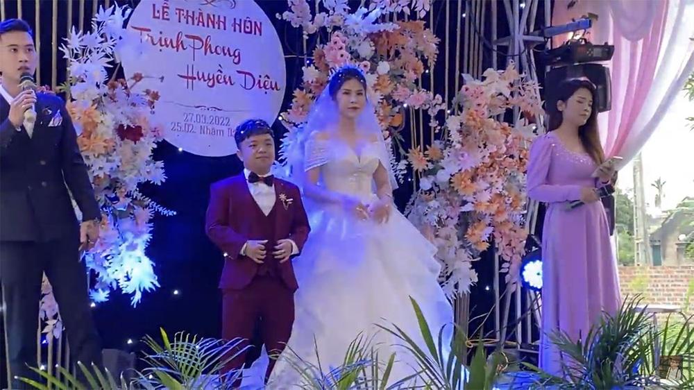 Special wedding in Hai Duong: 1m37 tall guy gets married 1m62, the bride is as pretty as Miss-4