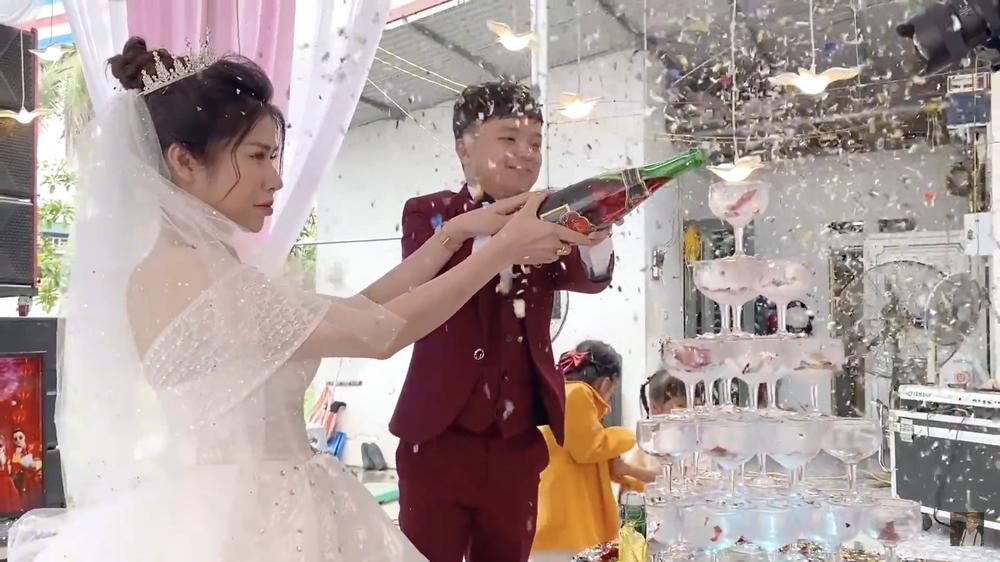 Special wedding in Hai Duong: 1m37 tall guy gets married 1m62, the bride is as pretty as Miss-6