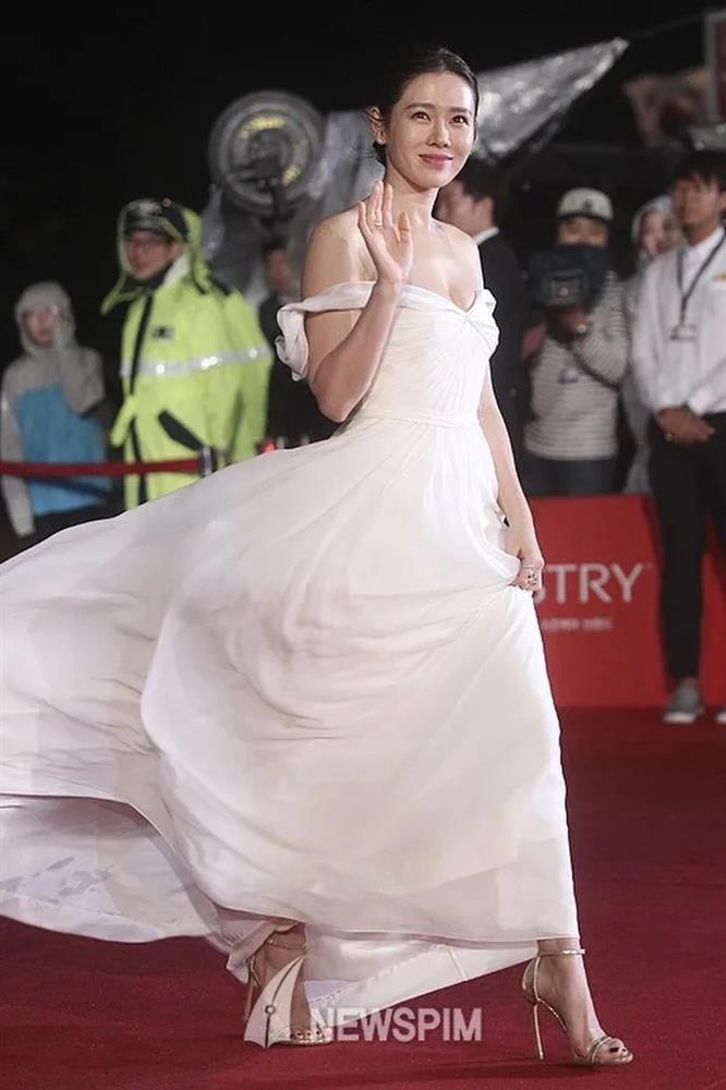 Son Ye Jin's pure white fashion is worthy of a goddess-3