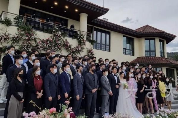The moment the A-list stars took pictures with the couple Hyun Bin and Son Ye Jin