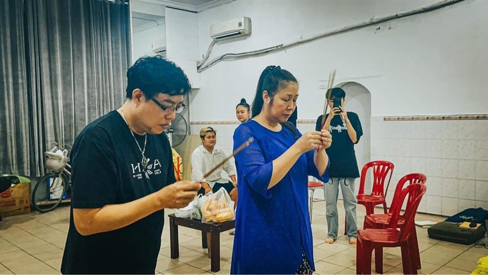 People's Artist Hong Van choked to worship Mai Phuong and Anh Vu's death anniversary-1