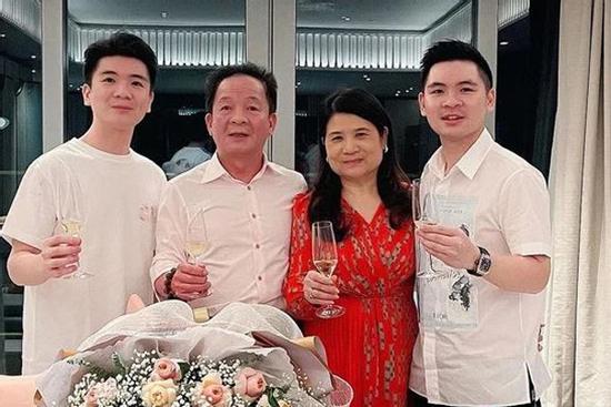 Chuyện tình 'hai hổ một rừng' của tỷ phú bóng đá