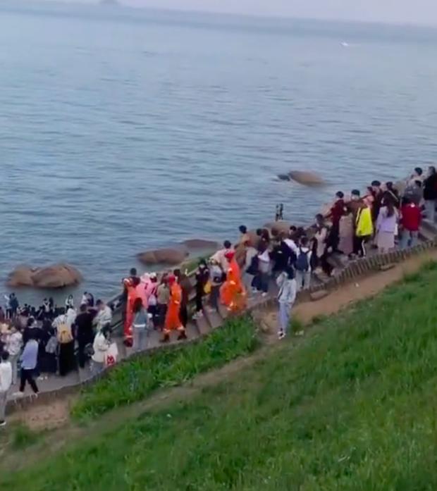 Crowds gathered to watch the rescue of 5 young people stuck in the sea-1