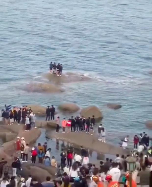 Crowds gathered to watch the rescue of 5 young people stuck in the sea-2