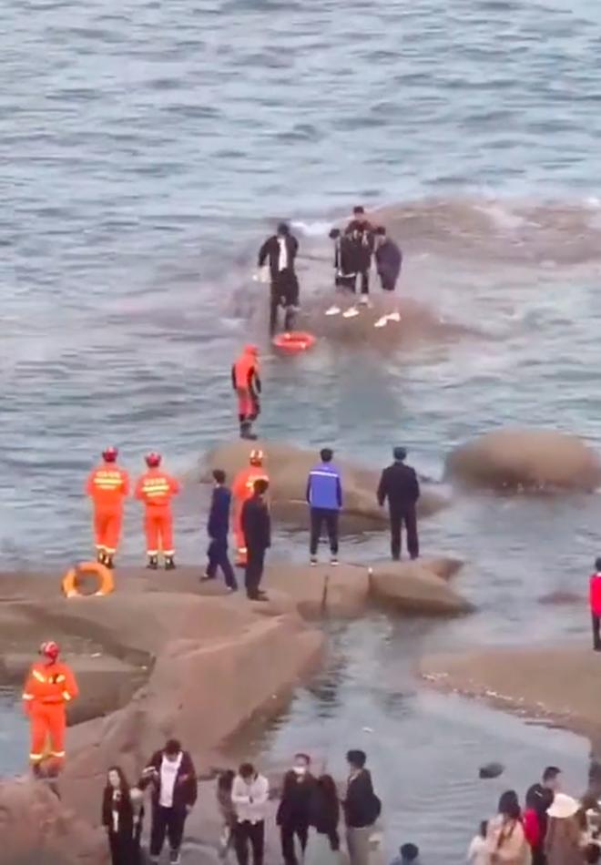 Crowds of people watched the rescue of 5 young people stuck in the sea-3