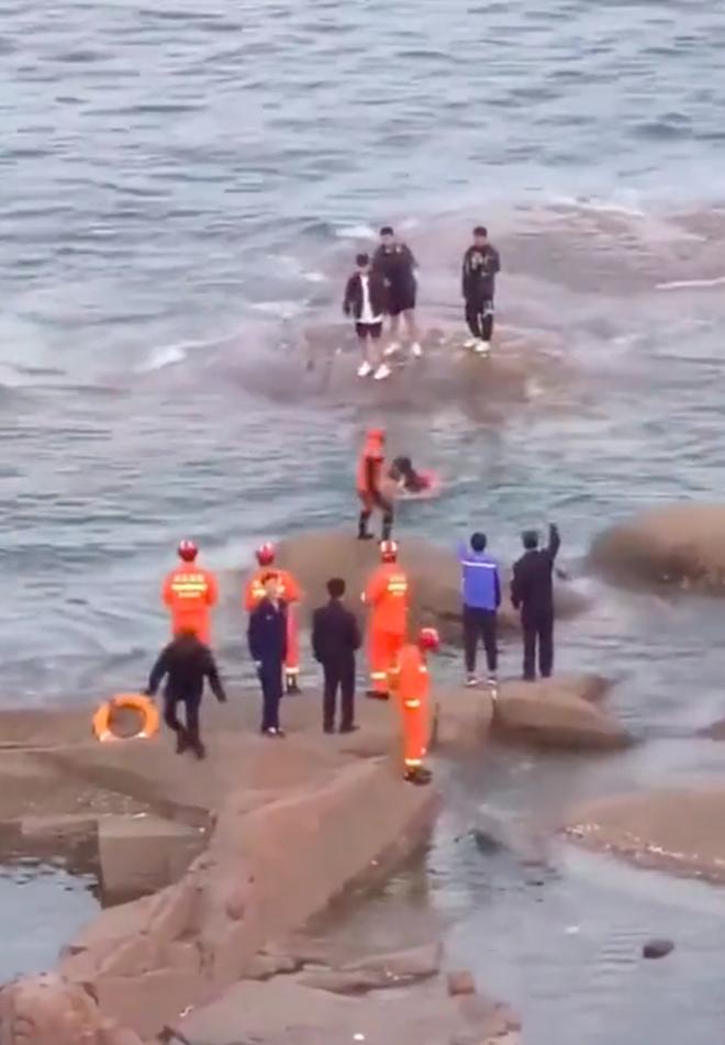 Crowds gathered to watch the rescue of 5 young people stuck in the sea-4