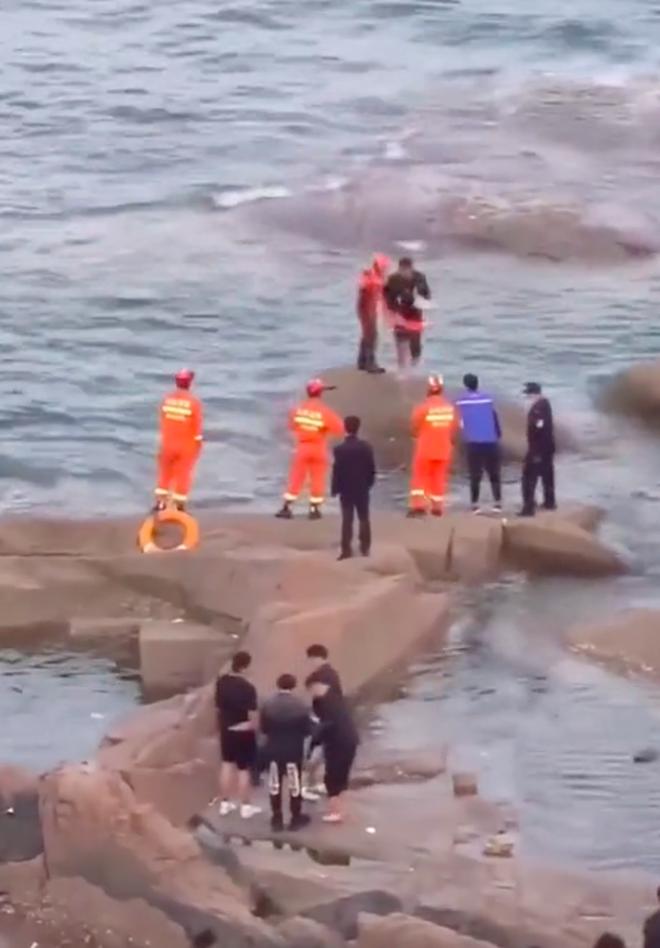 Crowds gathered to watch the rescue of 5 young people stuck in the sea-5