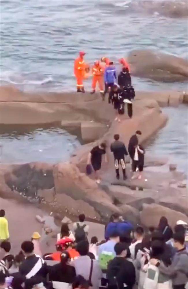 Crowds gathered to watch the rescue of 5 young people stuck in the sea-6